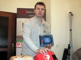 Automatický externí defibrilátor bude v Rakovníku využívat městská policie