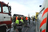 Linkový autobus havaroval po srážce s kamionem