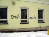 Neznámý vandal zaútočil sprejem na městský majetek